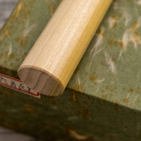 Tojiro Santoku Zen nož je renomiranog proizvođača Tojiro kojeg karakterizira japanska drška od magnolije, minimalistički oblikovana oštrica i tvrda legura čelika. Rezultat svega toga je lagan, oštar, svestran kuhinjski nož za amaterske i profesionalne kuhare, s oštricom koja je vrlo otporna na hrđu i jednostavno ju je ponovno brusiti.