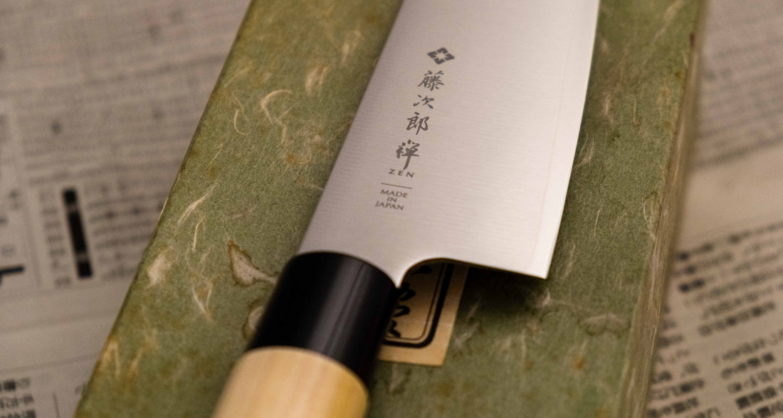 Tojiro Santoku Zen nož je renomiranog proizvođača Tojiro kojeg karakterizira japanska drška od magnolije, minimalistički oblikovana oštrica i tvrda legura čelika. Rezultat svega toga je lagan, oštar, svestran kuhinjski nož za amaterske i profesionalne kuhare, s oštricom koja je vrlo otporna na hrđu i jednostavno ju je ponovno brusiti.