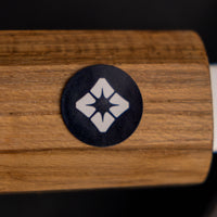 Tojiro Bunka Reppu SG2 170 mm nož s vidljivom NFC naljepkom na dršci za autentifikaciju proizvoda.