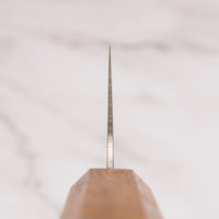 Pogled na choil Tojiro Bunka Reppu SG2 170 mm noža, koji prikazuje tanak profil i preciznu izradu oštrice.