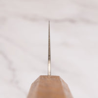 Pogled na choil Tojiro Bunka Reppu SG2 170 mm noža, koji prikazuje tanak profil i preciznu izradu oštrice.