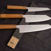 ChatGPT je rekel:
ChatGPT
Tojiro Bunka Reppu SG2 170 mm nož s elegantnim SG2 prašnim čelikom i drvenom japanskom drškom od tekovine, idealan za svestrane kuhinjske zadatke. Na slici su prikazana tri noža iz seta: Bunka, Petty (120 mm) i Gyuto (210 mm), svaki sa vrhunskim SG2 čelikom i elegantnom drškom od tekovine, koja osigurava preciznu i udobnu upotrebu u kuhinji.