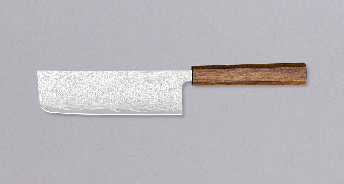 Tsunehisa Nakiri AUS-10 Nami 165 mm tradicionalan je japanski nož za pripremu povrća. AUS-10 je nehrđajući čelik s finom oštrinom koju će, zbog tvrdoće (oko 62HRC), zadržati vrlo dugo. Zbog visokog udjela kroma i posljedično dobre otpornosti na koroziju, održavanje noža bit će vrlo jednostavno.