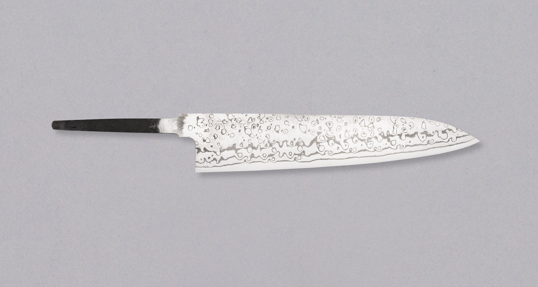 Taj gyuto je vrhunac ručno kovanog kuhinjskog noža – najbolji čelik, svestrani profil, odlična funkcionalnost i prekrasan izgled. Oštricu noža ZDP-189 Gyuto možete kupiti bez drške. Pruža Vam se prilika da sami napravite dršku ili ju posebno naručite te tako sastavite sasvim jedinstven nož!