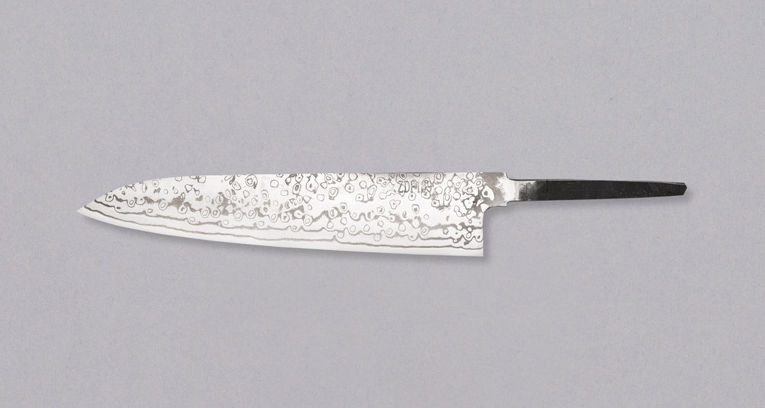 Taj gyuto je vrhunac ručno kovanog kuhinjskog noža – najbolji čelik, svestrani profil, odlična funkcionalnost i prekrasan izgled. Oštricu noža ZDP-189 Gyuto možete kupiti bez drške. Pruža Vam se prilika da sami napravite dršku ili ju posebno naručite te tako sastavite sasvim jedinstven nož!