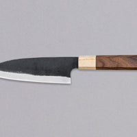 Santoku Funayuki je svestrani kuhinjski nož koji će zablistati u svim vrstama sjeckanja i rezanja. Oštrica je kovana od Suj-2 čelika, tvrdoće 64,7 HRC, jednostavna za brušenje i malo zahtjevnija za održavanje. Tradicionalna japanska (wa) drška izrađena je od temnog palisandera i ima prsten od drva cedrovine.
