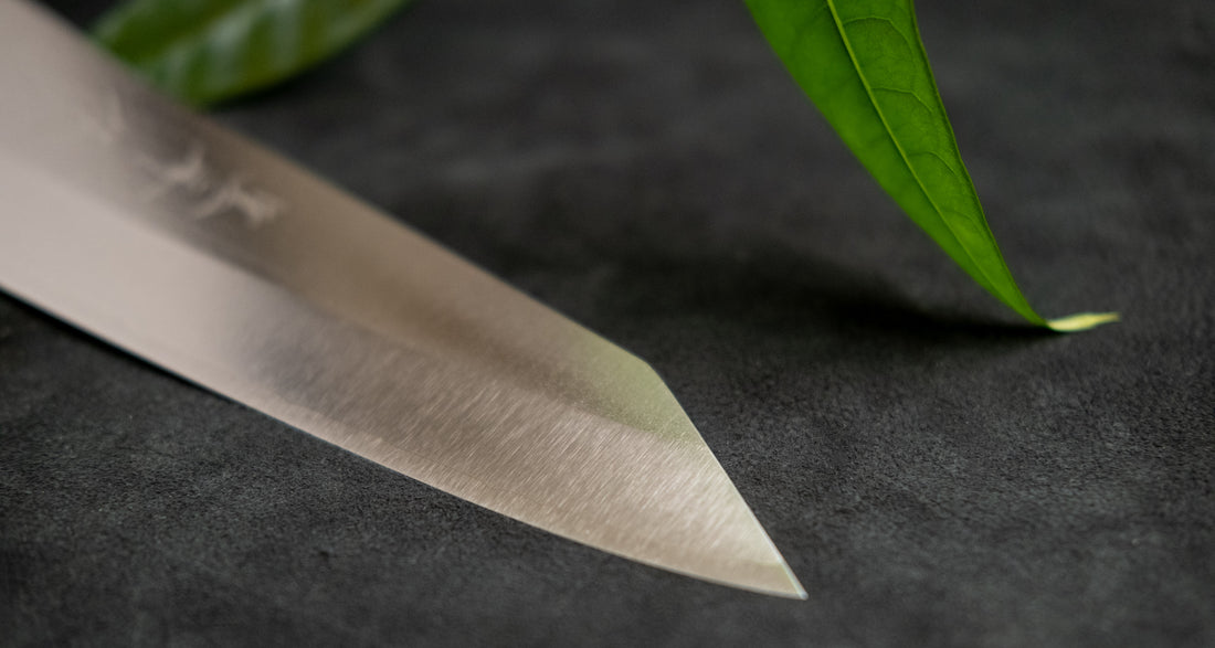 Kurosaki Bunka Gekko još je jedan jedinstveni nož nastao u rukama nadarenog mladog kovačkog majstora Yu Kurosakija. Oštrica je obrađena do visokog sjaja. Oštrica je izrađena od novog VG-XEOS čelika s finom mikrostrukturom, stvorenom pomoću posebne metode taljenja. Čelik ima izvrsnu otpornost na habanje i koroziju.