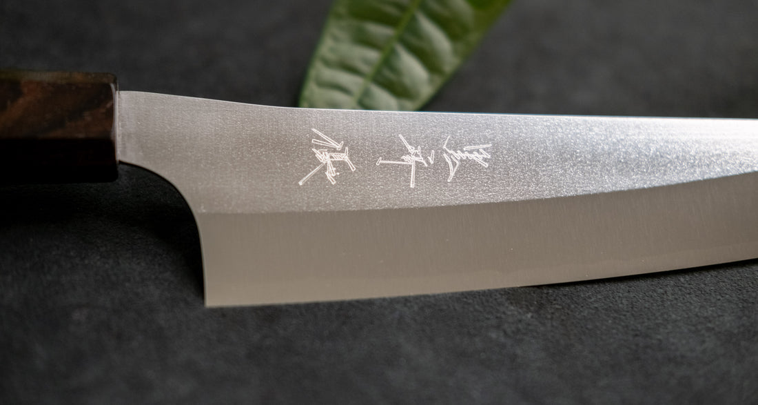 Kurosaki Bunka Gekko još je jedan jedinstveni nož nastao u rukama nadarenog mladog kovačkog majstora Yu Kurosakija. Oštrica je obrađena do visokog sjaja. Oštrica je izrađena od novog VG-XEOS čelika s finom mikrostrukturom, stvorenom pomoću posebne metode taljenja. Čelik ima izvrsnu otpornost na habanje i koroziju.