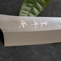 Kurosaki Bunka Gekko još je jedan jedinstveni nož nastao u rukama nadarenog mladog kovačkog majstora Yu Kurosakija. Oštrica je obrađena do visokog sjaja. Oštrica je izrađena od novog VG-XEOS čelika s finom mikrostrukturom, stvorenom pomoću posebne metode taljenja. Čelik ima izvrsnu otpornost na habanje i koroziju.