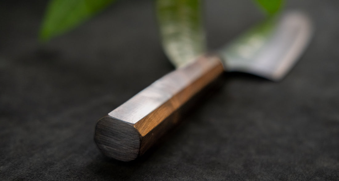 Kurosaki Bunka Gekko još je jedan jedinstveni nož nastao u rukama nadarenog mladog kovačkog majstora Yu Kurosakija. Oštrica je obrađena do visokog sjaja. Oštrica je izrađena od novog VG-XEOS čelika s finom mikrostrukturom, stvorenom pomoću posebne metode taljenja. Čelik ima izvrsnu otpornost na habanje i koroziju.