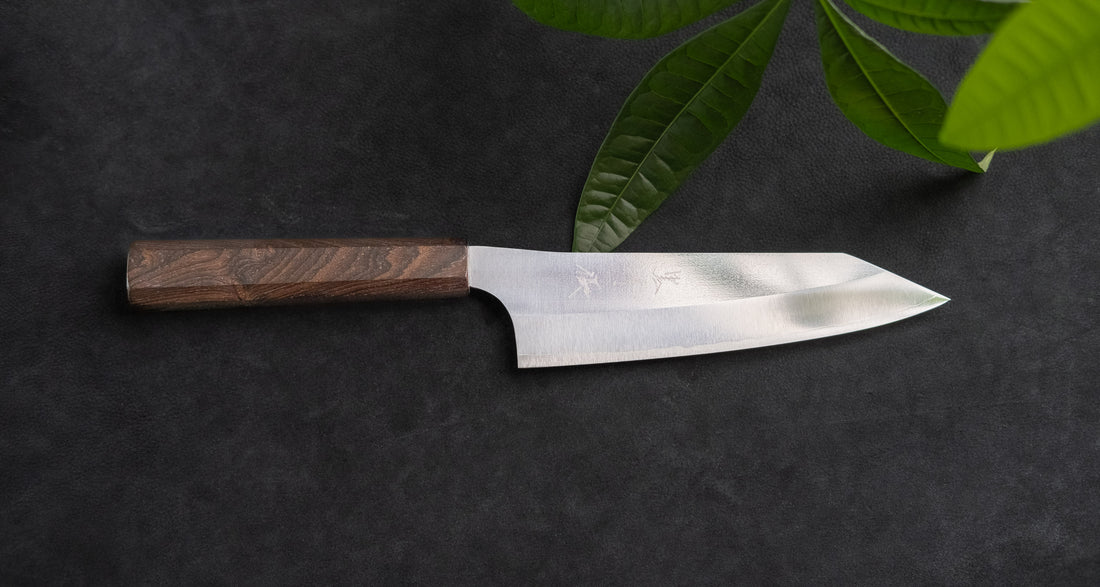 Kurosaki Bunka Gekko još je jedan jedinstveni nož nastao u rukama nadarenog mladog kovačkog majstora Yu Kurosakija. Oštrica je obrađena do visokog sjaja. Oštrica je izrađena od novog VG-XEOS čelika s finom mikrostrukturom, stvorenom pomoću posebne metode taljenja. Čelik ima izvrsnu otpornost na habanje i koroziju.