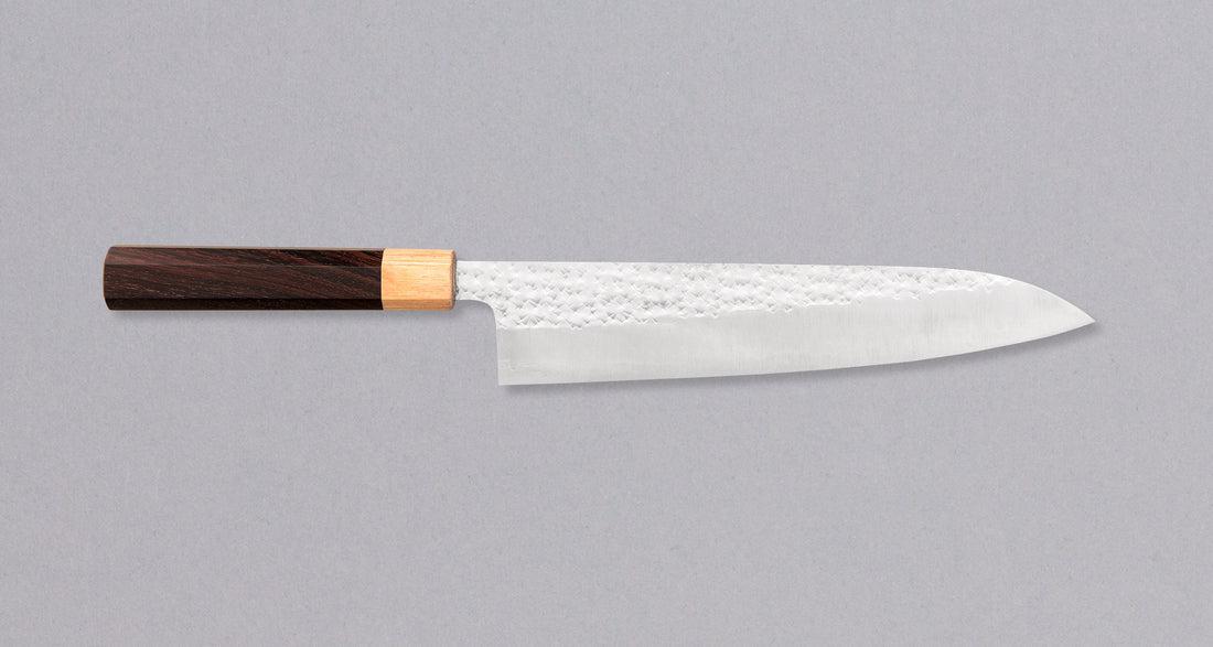 Kurosaki Gyuto iz linije Senko, unikatan je nož koji je izradio mladi majstor kovanja Yu Kurosaki. Nož je vrlo oštar i jedinstvenog dizajna. Sredina noža je R2 prašni čelik 62-63 HRC, obučena u dva sloja nehrđajućeg čelika.  Jedinstveni tragovi čekića na gornjem dijelu oštrice podsjećaju na svjetlucavi uzorak dijamanta – po kojem je i dobio ime senko. Gyuto oblik noža namijenjen je kuharima koji upotrebljavaju srednje velik nož, prikladan za rezanje mesa, ribe i povrća.
