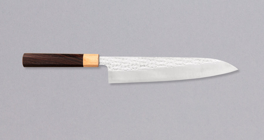 Kurosaki Gyuto iz linije Senko, unikatan je nož koji je izradio mladi majstor kovanja Yu Kurosaki. Nož je vrlo oštar i jedinstvenog dizajna. Sredina noža je R2 prašni čelik 62-63 HRC, obučena u dva sloja nehrđajućeg čelika.  Jedinstveni tragovi čekića na gornjem dijelu oštrice podsjećaju na svjetlucavi uzorak dijamanta – po kojem je i dobio ime senko. Gyuto oblik noža namijenjen je kuharima koji upotrebljavaju srednje velik nož, prikladan za rezanje mesa, ribe i povrća. 