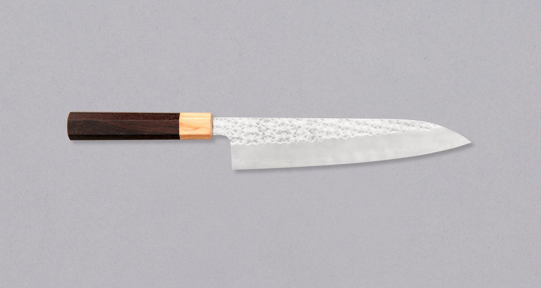 Kurosaki Gyuto iz linije Senko, unikatan je nož koji je izradio mladi majstor kovanja Yu Kurosaki. Nož je vrlo oštar i jedinstvenog dizajna. Sredina noža je R2 prašni čelik 62-63 HRC, obučena u dva sloja nehrđajućeg čelika.  Jedinstveni tragovi čekića na gornjem dijelu oštrice podsjećaju na svjetlucavi uzorak dijamanta – po kojem je i dobio ime senko. Gyuto oblik noža namijenjen je kuharima koji upotrebljavaju srednje velik nož, prikladan za rezanje mesa, ribe i povrća.