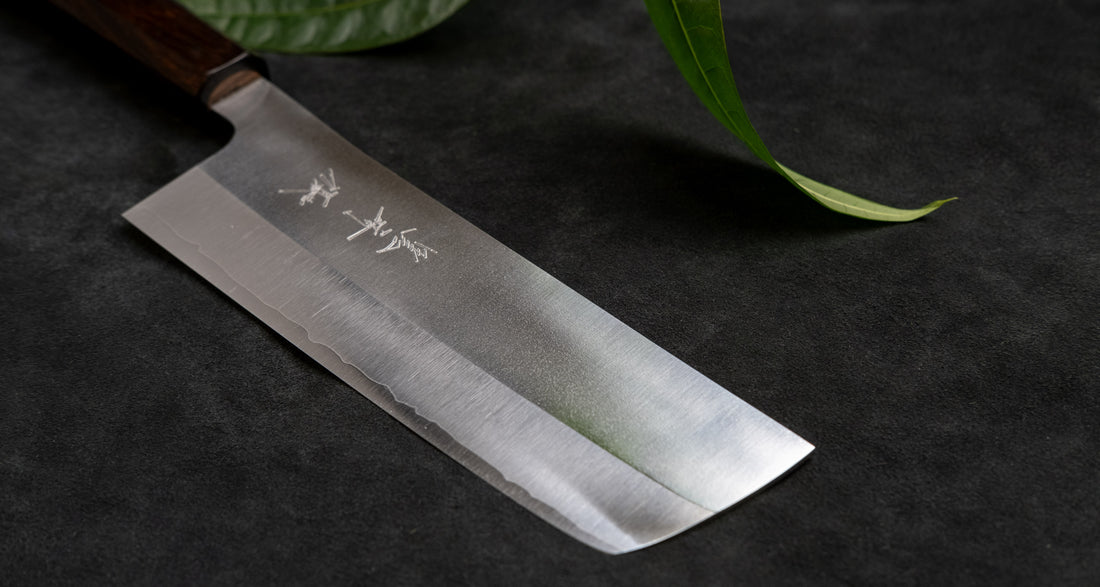 Kurosaki Nakiri Gekko još je jedan jedinstveni nož nastao u rukama nadarenog mladog kovačkog majstora Yu Kurosakija. Oštrica je obrađena do visokog sjaja. Oštrica je izrađena od novog VG-XEOS čelika s finom mikrostrukturom, stvorenom pomoću posebne metode taljenja. Čelik ima izvrsnu otpornost na habanje i koroziju.