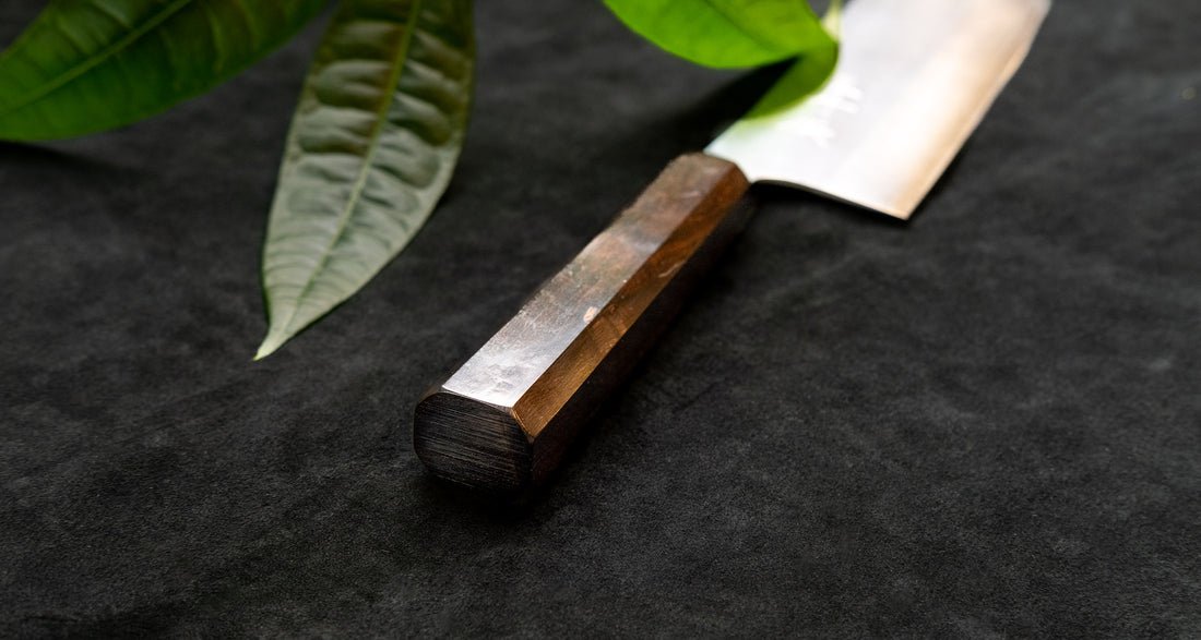 Kurosaki Nakiri Gekko još je jedan jedinstveni nož nastao u rukama nadarenog mladog kovačkog majstora Yu Kurosakija. Oštrica je obrađena do visokog sjaja. Oštrica je izrađena od novog VG-XEOS čelika s finom mikrostrukturom, stvorenom pomoću posebne metode taljenja. Čelik ima izvrsnu otpornost na habanje i koroziju.