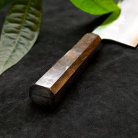 Kurosaki Nakiri Gekko još je jedan jedinstveni nož nastao u rukama nadarenog mladog kovačkog majstora Yu Kurosakija. Oštrica je obrađena do visokog sjaja. Oštrica je izrađena od novog VG-XEOS čelika s finom mikrostrukturom, stvorenom pomoću posebne metode taljenja. Čelik ima izvrsnu otpornost na habanje i koroziju.