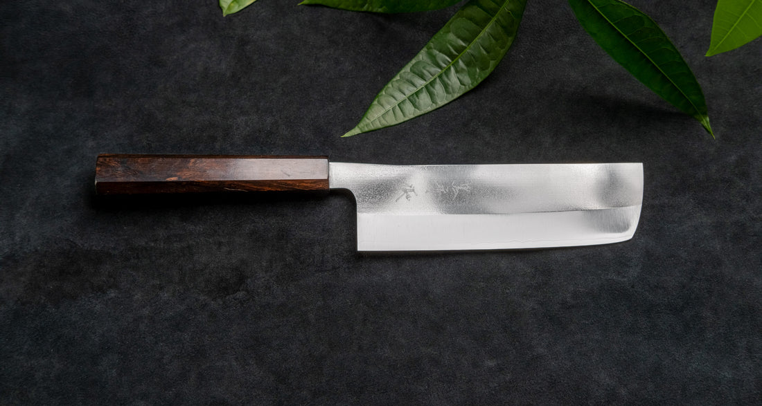 Kurosaki Nakiri Gekko još je jedan jedinstveni nož nastao u rukama nadarenog mladog kovačkog majstora Yu Kurosakija. Oštrica je obrađena do visokog sjaja. Oštrica je izrađena od novog VG-XEOS čelika s finom mikrostrukturom, stvorenom pomoću posebne metode taljenja. Čelik ima izvrsnu otpornost na habanje i koroziju.