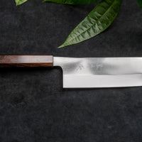 Kurosaki Nakiri Gekko još je jedan jedinstveni nož nastao u rukama nadarenog mladog kovačkog majstora Yu Kurosakija. Oštrica je obrađena do visokog sjaja. Oštrica je izrađena od novog VG-XEOS čelika s finom mikrostrukturom, stvorenom pomoću posebne metode taljenja. Čelik ima izvrsnu otpornost na habanje i koroziju.