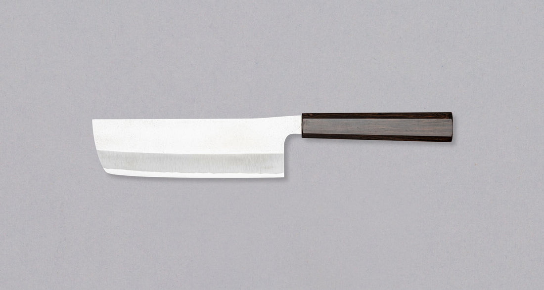 Kurosaki Nakiri Gekko još je jedan jedinstveni nož nastao u rukama nadarenog mladog kovačkog majstora Yu Kurosakija. Oštrica je obrađena do visokog sjaja. Oštrica je izrađena od novog VG-XEOS čelika s finom mikrostrukturom, stvorenom pomoću posebne metode taljenja. Čelik ima izvrsnu otpornost na habanje i koroziju.