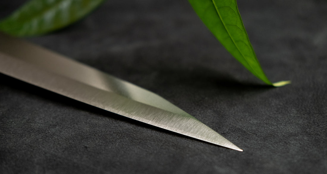 Kurosaki Sujihiki Gekko još je jedan jedinstveni nož nastao u rukama nadarenog mladog kovačkog majstora Yu Kurosakija. Oštrica je obrađena do visokog sjaja. Oštrica je izrađena od novog VG-XEOS čelika s finom mikrostrukturom, stvorenom pomoću posebne metode taljenja. Čelik ima izvrsnu otpornost na habanje i koroziju.