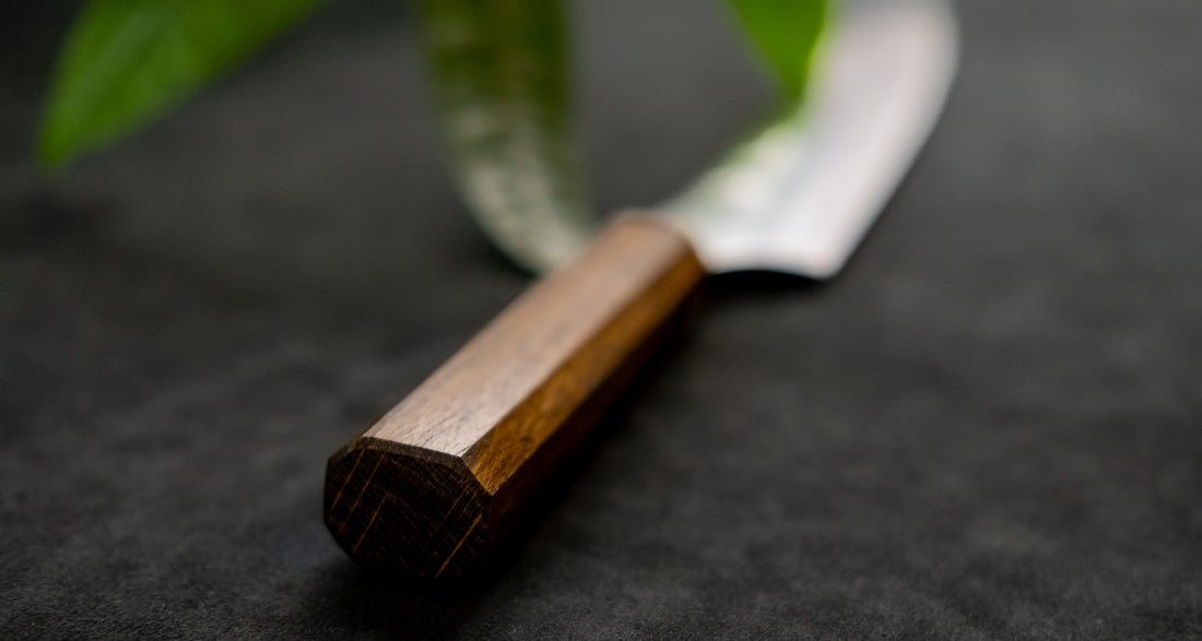 Kurosaki Sujihiki Gekko još je jedan jedinstveni nož nastao u rukama nadarenog mladog kovačkog majstora Yu Kurosakija. Oštrica je obrađena do visokog sjaja. Oštrica je izrađena od novog VG-XEOS čelika s finom mikrostrukturom, stvorenom pomoću posebne metode taljenja. Čelik ima izvrsnu otpornost na habanje i koroziju.