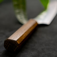 Kurosaki Sujihiki Gekko još je jedan jedinstveni nož nastao u rukama nadarenog mladog kovačkog majstora Yu Kurosakija. Oštrica je obrađena do visokog sjaja. Oštrica je izrađena od novog VG-XEOS čelika s finom mikrostrukturom, stvorenom pomoću posebne metode taljenja. Čelik ima izvrsnu otpornost na habanje i koroziju.