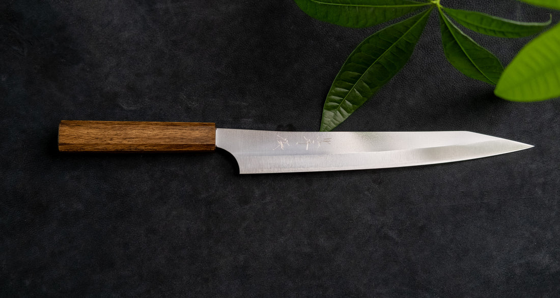 Kurosaki Sujihiki Gekko još je jedan jedinstveni nož nastao u rukama nadarenog mladog kovačkog majstora Yu Kurosakija. Oštrica je obrađena do visokog sjaja. Oštrica je izrađena od novog VG-XEOS čelika s finom mikrostrukturom, stvorenom pomoću posebne metode taljenja. Čelik ima izvrsnu otpornost na habanje i koroziju.