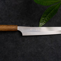 Kurosaki Sujihiki Gekko još je jedan jedinstveni nož nastao u rukama nadarenog mladog kovačkog majstora Yu Kurosakija. Oštrica je obrađena do visokog sjaja. Oštrica je izrađena od novog VG-XEOS čelika s finom mikrostrukturom, stvorenom pomoću posebne metode taljenja. Čelik ima izvrsnu otpornost na habanje i koroziju.