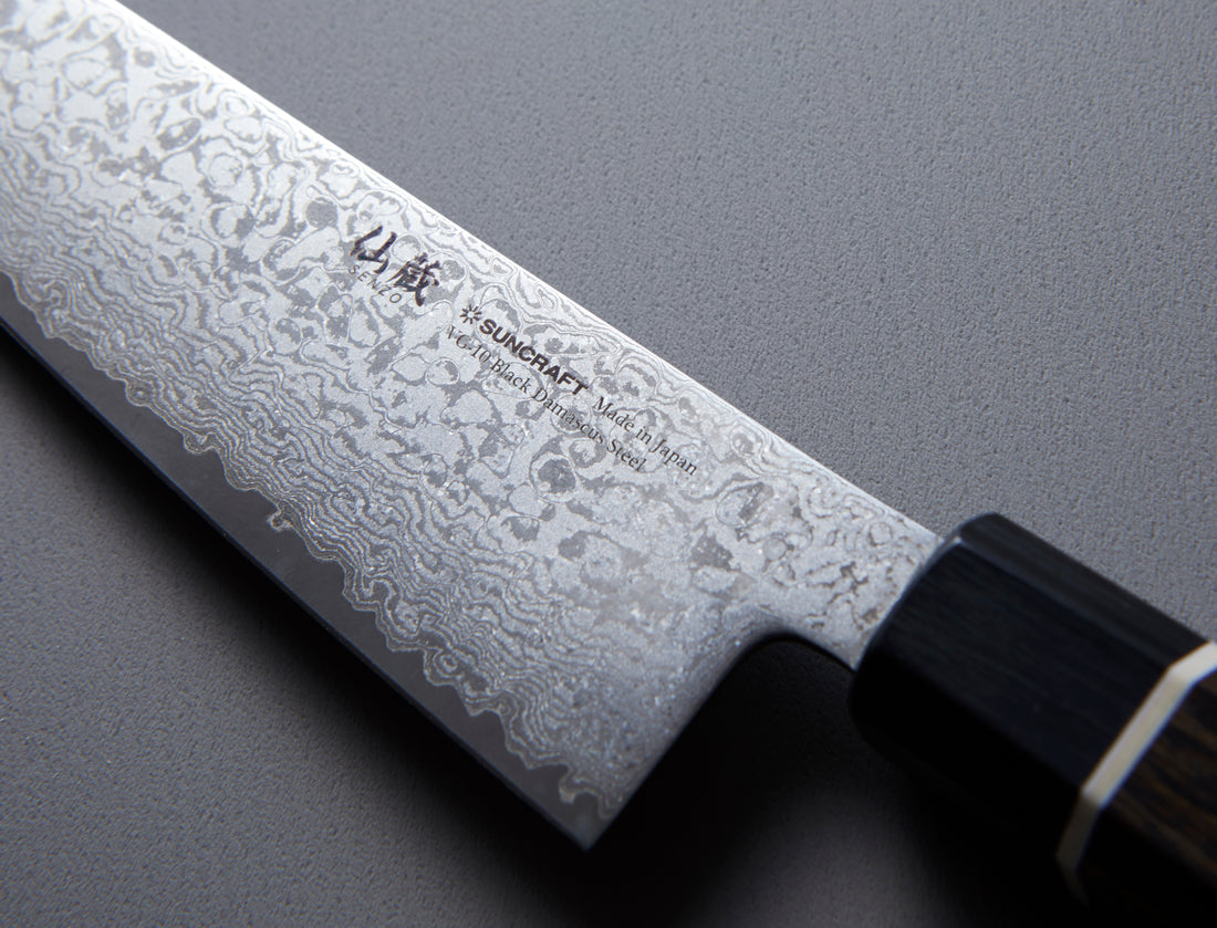 Black Damascus Gyuto 200 mm_3  Nova Black Damacsus linija s 33 slojnim damast uzorkom zbog kojeg je svaki nož unikatno djelo. Izvanredno tanak profil oštrice (1,8 mm) te tvrd japanski čelik su garancija za glatku i dugotrajnu oštrinu.
