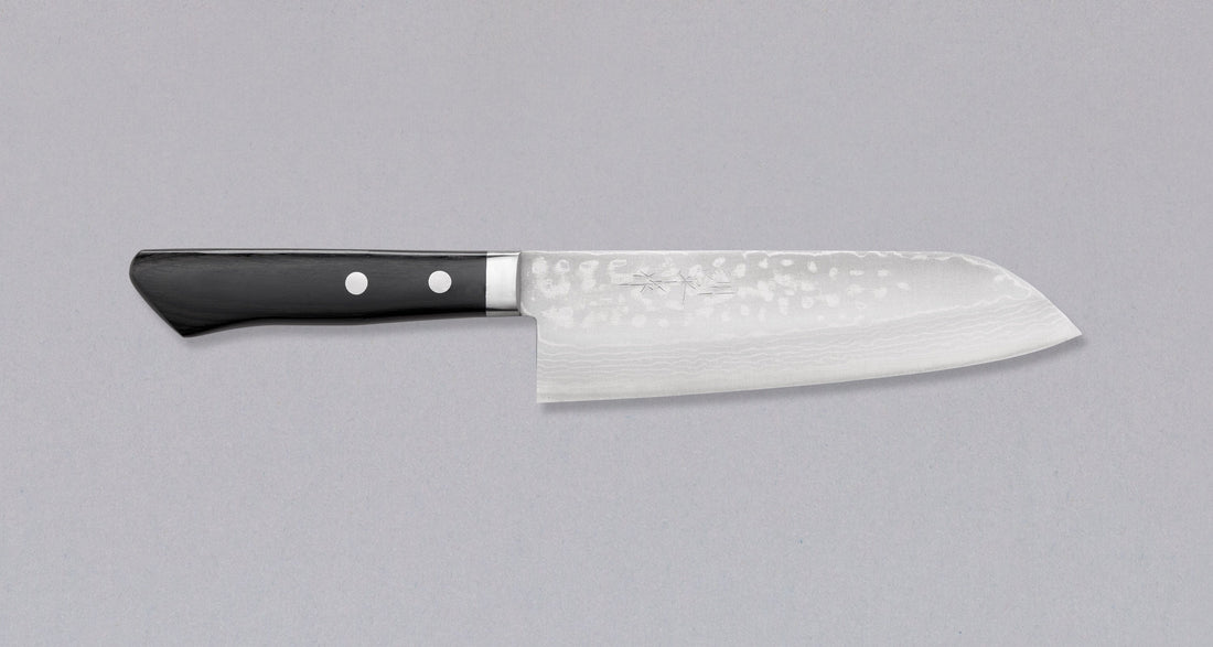 Etsu Village Santoku Damascus Black 170 mm_1  Ručno kovan Kunio Masutani damask nož. Santoku koristi se za rezanje povrća, ribe i mesa. Oblik i dužina su primjerni za manji svestrani kuhinjski nož koji će zablistati prilikom rezanja i sjeckanja na kuhinjskoj dasci. Za domaću te profesionalnu upotrebu.