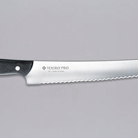 Tojiro Pankiri (nož za kruh) 270 mm_1 Ručno kovan nož za kruh Tojiro s kompaktnom drškom od crnog drveta i dugom oštricom (270 mm) nezamjenjiv je alat za profesionalne kuhare ili strastvene kuhare kod kuće. Oštrica je izrađena od molibden vanadijevog čelika s 57–59 HRC i je neosjetljiva na vanjske faktore i jako je oštra.