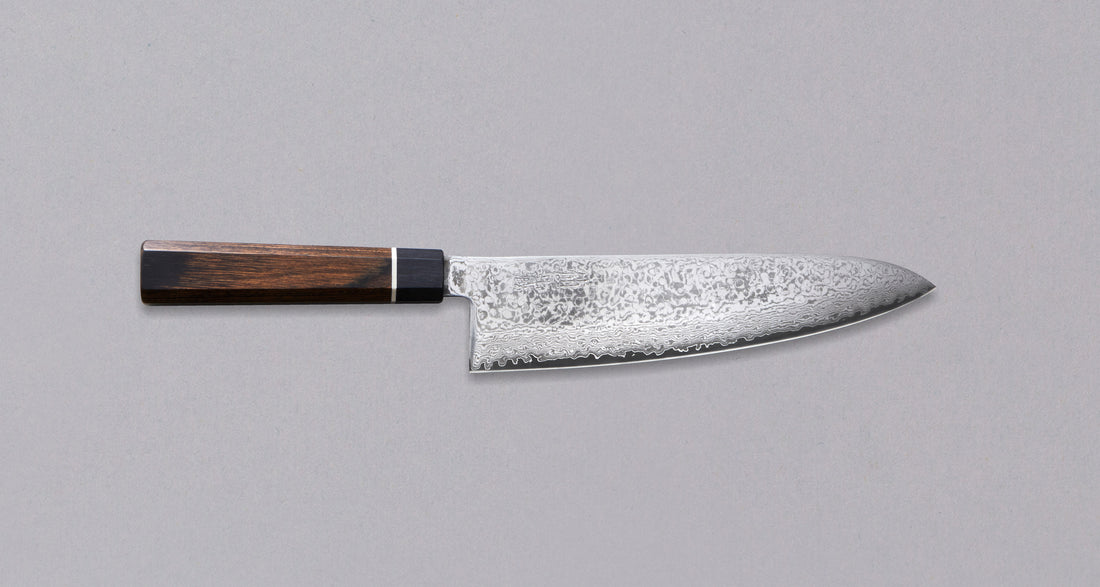 Black Damascus Gyuto 200 mm_1  Nova Black Damacsus linija s 33 slojnim damast uzorkom zbog kojeg je svaki nož unikatno djelo. Izvanredno tanak profil oštrice (1,8 mm) te tvrd japanski čelik su garancija za glatku i dugotrajnu oštrinu.