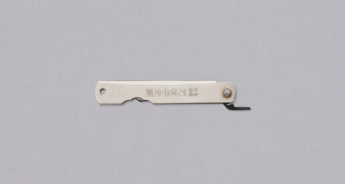 Higonokami džepni nož SILVER 65 mm_2  Higonokami je najpoznatiji japanski džepni nož. Oblik noža sliči obliku katane, a to nije slučajnost već povezanost sa samurajskom tradicijom. Srce noža je SK-5 čelik, oštrica će nakon određenog vremena dobiti malo patine.