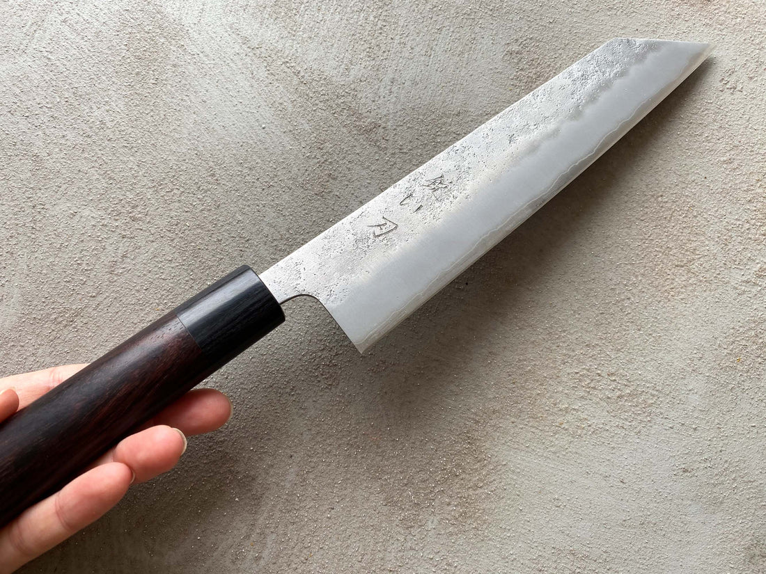 Hokiyama Ginsanko Rosewood Kiritsuke 210 mm_4  Kiritsuke je višenamjenski japanski kuhinjski nož - dužina 210 mm optimalna je za sjeckanje povrća i rezanje većih komada mesa. Srce noža je Silver Steel III čelik, tvrdoće cca 63 HRC koji zovu još i Ginsan Steel ili Ginsanko. Glavna osobina ovog čelika je da se odlično suprotstavlja hrđanju.