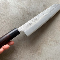 Hokiyama Ginsanko Rosewood Kiritsuke 210 mm_4 Kiritsuke je višenamjenski japanski kuhinjski nož - dužina 210 mm optimalna je za sjeckanje povrća i rezanje većih komada mesa. Srce noža je Silver Steel III čelik, tvrdoće cca 63 HRC koji zovu još i Ginsan Steel ili Ginsanko. Glavna osobina ovog čelika je da se odlično suprotstavlja hrđanju.