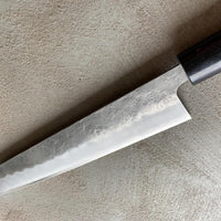 Hokiyama Ginsanko Rosewood Kiritsuke 210 mm_5 Kiritsuke je višenamjenski japanski kuhinjski nož - dužina 210 mm optimalna je za sjeckanje povrća i rezanje većih komada mesa. Srce noža je Silver Steel III čelik, tvrdoće cca 63 HRC koji zovu još i Ginsan Steel ili Ginsanko. Glavna osobina ovog čelika je da se odlično suprotstavlja hrđanju.