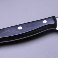 Tojiro Pankiri (nož za kruh) 270 mm_4 Ručno kovan nož za kruh Tojiro s kompaktnom drškom od crnog drveta i dugom oštricom (270 mm) nezamjenjiv je alat za profesionalne kuhare ili strastvene kuhare kod kuće. Oštrica je izrađena od molibden vanadijevog čelika s 57–59 HRC i je neosjetljiva na vanjske faktore i jako je oštra.