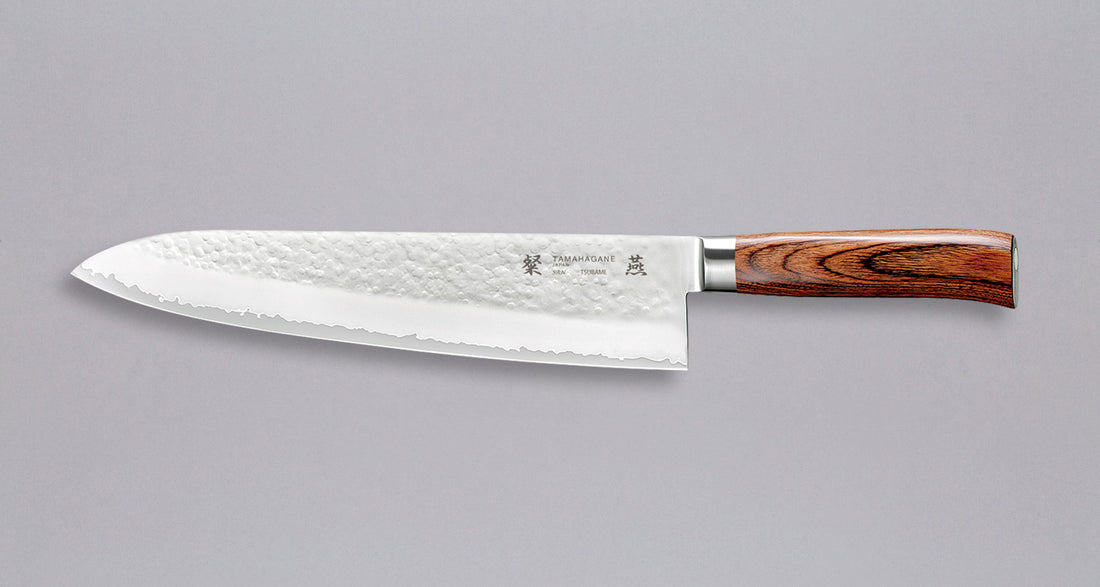 Tamahagane "TSUBAME" Gyuto 270 mm_1Gyuto ili Chef's knife je svestran kuhinjski nož koji će blistati prilikom sjeckanja i rezanja na kuhinjskoj dasci. Noževe Tamahagane izrađuju u Nigati u Japanu, u regiji poznatoj po proizvodima od čelika. Napravljeni su na tradicionalan način uz upotrebu moderne tehnologije.