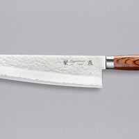 Tamahagane "TSUBAME" Gyuto 270 mm_1Gyuto ili Chef's knife je svestran kuhinjski nož koji će blistati prilikom sjeckanja i rezanja na kuhinjskoj dasci. Noževe Tamahagane izrađuju u Nigati u Japanu, u regiji poznatoj po proizvodima od čelika. Napravljeni su na tradicionalan način uz upotrebu moderne tehnologije.
