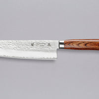 Tamahagane "TSUBAME" Nakiri 180 mm_1Tamahagane San Nakiri 180 mm je japanski nož za rezanje povrća. Nož će blistati prilikom sjeckanja i rezanja na kuhinjskoj dasci. Za domaću te profesionalnu upotrebu, nezamjenjiv za ljubitelje povrća. Noževe Tamahagane izrađuju u Nigati u Japanu, u regiji poznatoj po proizvodima od čelika. Napravljeni su na tradicionalan način uz upotrebu moderne tehnologije.