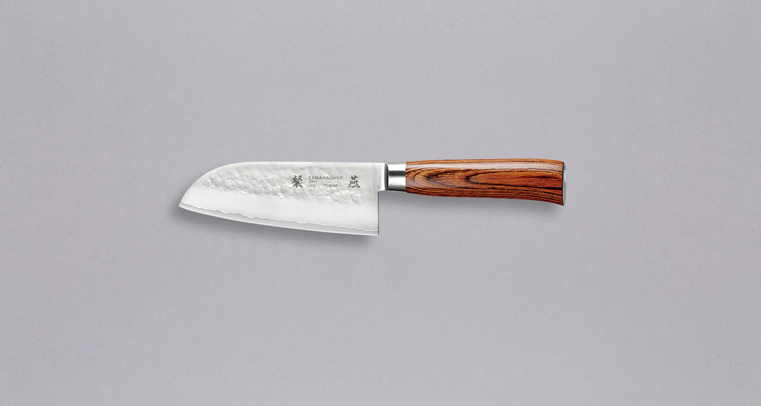 Tamahagane "TSUBAME" Santoku 120 mm Santoku 120 mm je dobar za rezanje ribe, mesa i povrća. Oblik i dužina su primjerni za manji svestrani kuhinjski nož. Noževe Tamahagane izrađuju u Nigati u Japanu, u regiji poznatoj po proizvodima od čelika. Napravljeni su na tradicionalan način uz upotrebu moderne tehnologije.