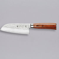 Tamahagane "TSUBAME" Santoku 120 mm Santoku 120 mm je dobar za rezanje ribe, mesa i povrća. Oblik i dužina su primjerni za manji svestrani kuhinjski nož. Noževe Tamahagane izrađuju u Nigati u Japanu, u regiji poznatoj po proizvodima od čelika. Napravljeni su na tradicionalan način uz upotrebu moderne tehnologije.