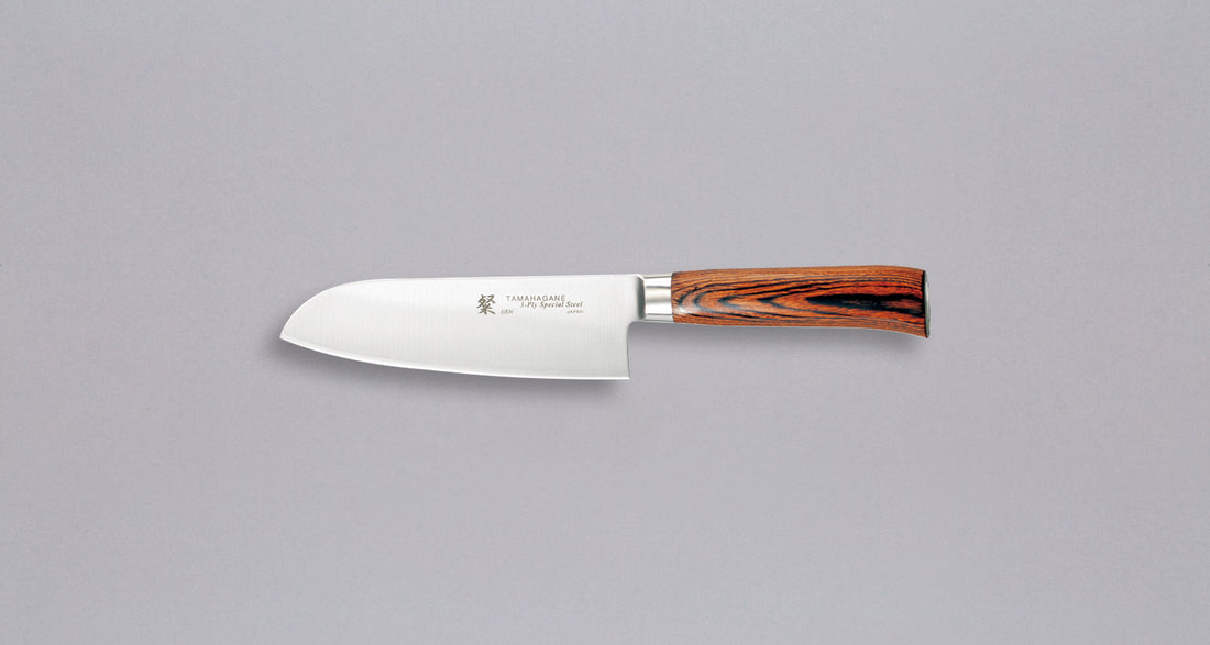 Tamahagane "SAN" Santoku 160 mm_1Santoku 160 mm je dobar za rezanje ribe, mesa i povrća. Oblik i dužina su primjerni za manji svestrani kuhinjski nož. Noževe Tamahagane izrađuju u Nigati u Japanu, u regiji poznatoj po proizvodima od čelika. Napravljeni su na tradicionalan način uz upotrebu moderne tehnologije.