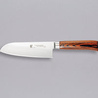 Tamahagane "SAN" Santoku 160 mm_1Santoku 160 mm je dobar za rezanje ribe, mesa i povrća. Oblik i dužina su primjerni za manji svestrani kuhinjski nož. Noževe Tamahagane izrađuju u Nigati u Japanu, u regiji poznatoj po proizvodima od čelika. Napravljeni su na tradicionalan način uz upotrebu moderne tehnologije.