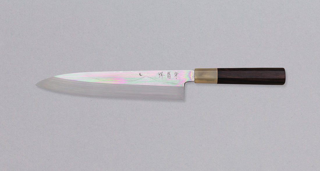 Kawamura Mizu-Honyaki Gyuto Shirogami #2 240 mm ručno kovan nož, izrađen nevjerojatno precizno, kao rezultat stoljetnih iskustava i učenja, grešaka i uspjeha. Radi se o nožu u kojem se prepliću izvrstan alat i umjetničko dijelo.