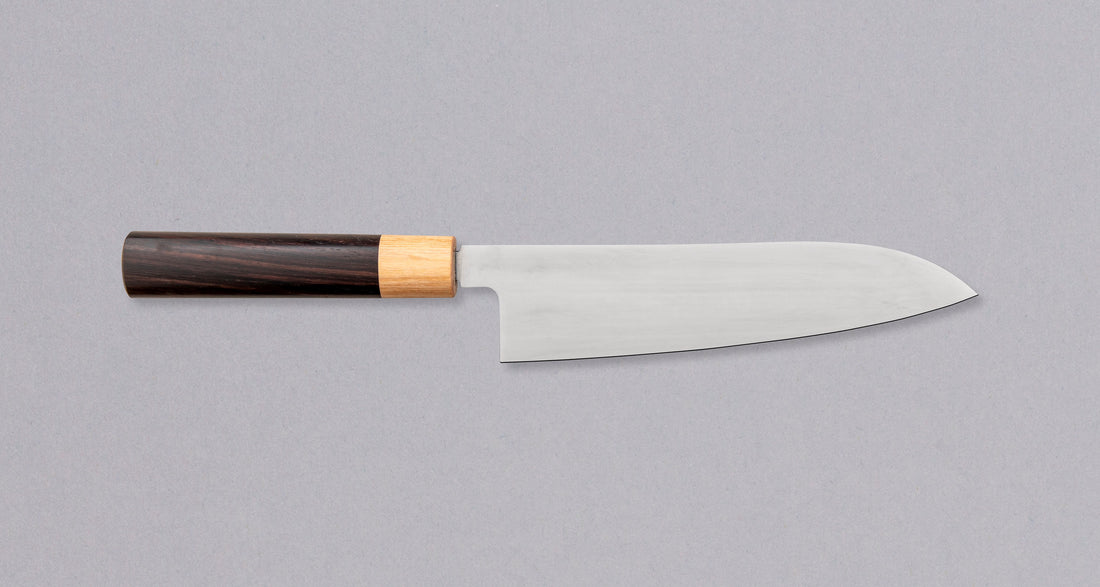 Ovaj, 2 mm tanak Santoku, je među tanjim noževima u našoj ponudi. Laserski tanka poleđina oštrice i iznimno lijepo stanjena oštrica su ono, što nas najviše oduševljava. Nož ima izvanrednu »out of the box« oštrinu, dobru ravnotežu i jednostavno ga je upotrebljavati.
