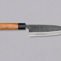 Muneishi Santoku Aogami #2 Kuro-uchi 150 mm svestrani je japanski kuhinjski nož, prikladan za pripremu mesa, ribe i povrća. Oštrica će s lakoćom kliziti kroz namirnice, a rezovi će biti iznimno čisti, zahvaljujući finoj oštrini koju tvrda jezgra od Aogami #2 čelika može postići. Svojstva noža, glatki rezovi i autentičan izgled uvjerit će svakoga entuzijasta u njegovu oštrinu.