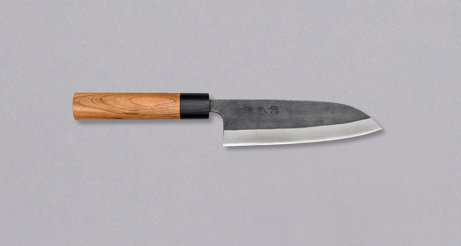 Muneishi Santoku Aogami #2 Kuro-uchi 150 mm svestrani je japanski kuhinjski nož, prikladan za pripremu mesa, ribe i povrća. Oštrica će s lakoćom kliziti kroz namirnice, a rezovi će biti iznimno čisti, zahvaljujući finoj oštrini koju tvrda jezgra od Aogami #2 čelika može postići. Svojstva noža, glatki rezovi i autentičan izgled uvjerit će svakoga entuzijasta u njegovu oštrinu.