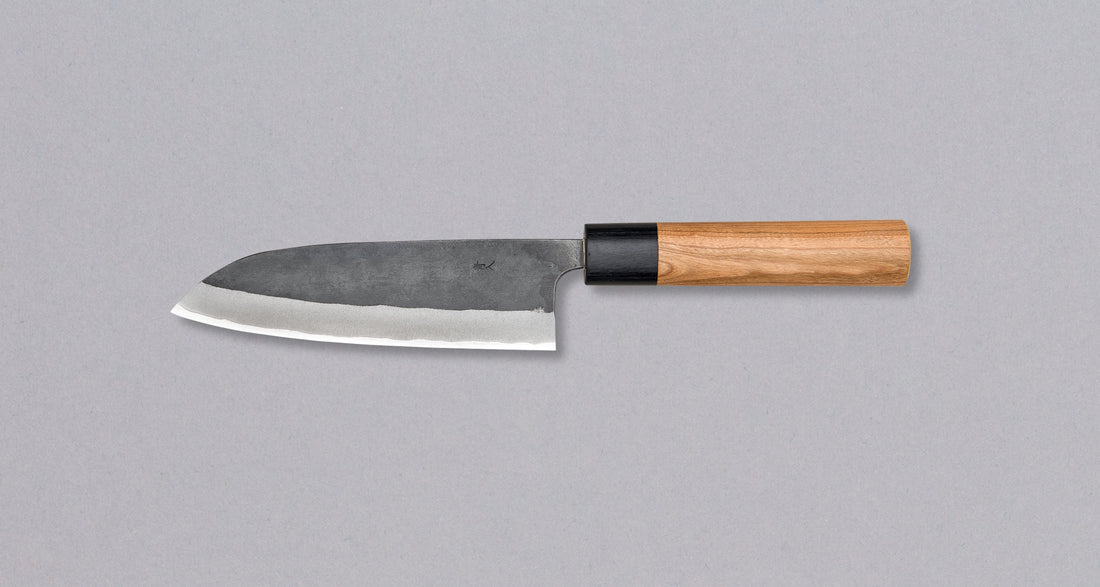 Muneishi Santoku Aogami #2 Kuro-uchi 150 mm svestrani je japanski kuhinjski nož, prikladan za pripremu mesa, ribe i povrća. Oštrica će s lakoćom kliziti kroz namirnice, a rezovi će biti iznimno čisti, zahvaljujući finoj oštrini koju tvrda jezgra od Aogami #2 čelika može postići. Svojstva noža, glatki rezovi i autentičan izgled uvjerit će svakoga entuzijasta u njegovu oštrinu.